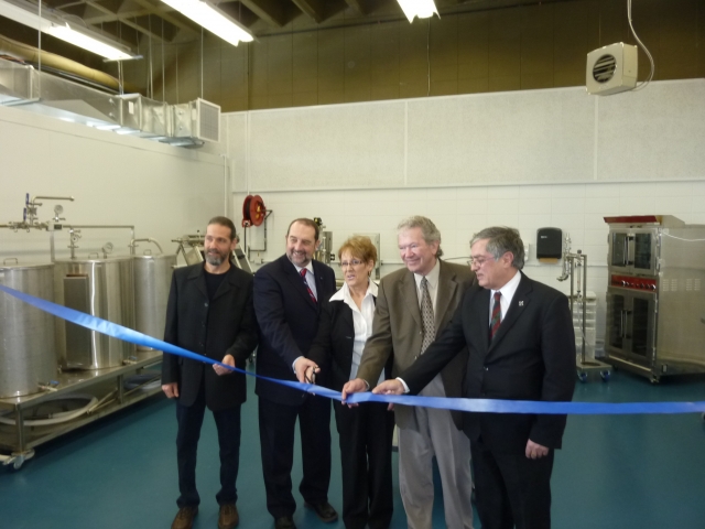 M. André Gagnon, Représentant du MAPAQ, L’honorable Denis Lebel Ministre d’État de Développement économique Canada, Mme Nicole Fortin, Présidente des Jardins de Maria-Chapdelaine inc.,  M. Lucien Guillemette, Préfet suppléant et maire de Normandin et M. Joseph Molina, Directeur régional, MDEIE