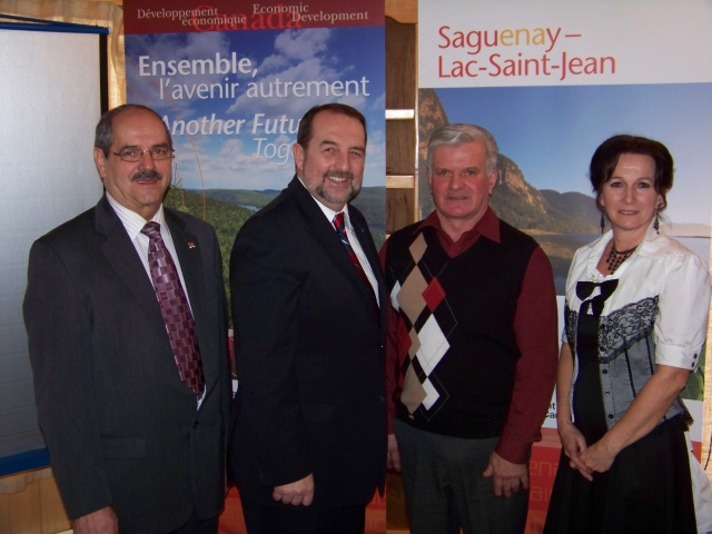 Monsieur Jacques Asselin, maire de La Doré,  L'honorable Denis Lebel, ministre d'État de l’Agence de développement économique du Canada pour les régions du Québec et député du comté Roberval-Lac-Saint-Jean,  monsieur Rodrigue Tremblay, Président et madame Guylaine Lapointe, directrice générale Corporation du Moulin des pionniers