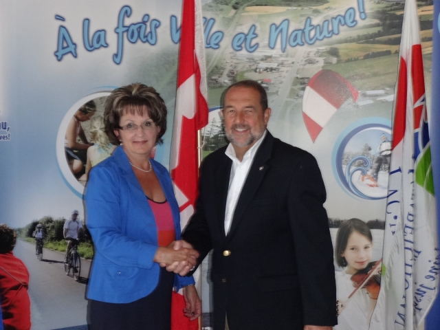 La mairesse de Métabetchouan-Lac-à-la-Croix, Mme Lili Simard était fort heureuse de l'annonce du ministre Denis Lebel